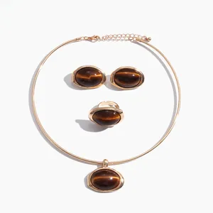 Retro 3-delige sieradenset met gouden choker en bruin gemarmerde ovale harsinleg