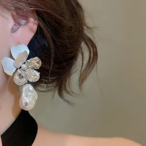 Elegante Ohrstecker im französischen Stil mit Blumen und Perlen, von Model getragen