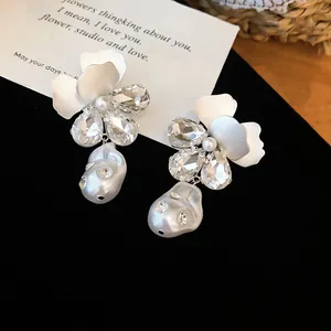 Detailansicht von floralen Ohrringen mit Strass und Barockperlen im französischen Stil