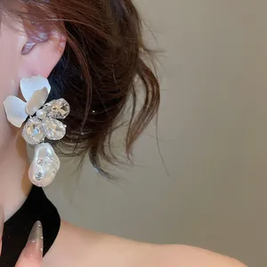 Nahaufnahme des eleganten Blumendesigns mit Kristalltropfen und barocken Perlen.
