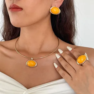Vintage geel hars ovaal hanger choker ketting met bijpassende oorbellen en ring set