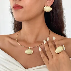 Vintage hars sieradenset met ovale choker, oorknopjes en ring gedragen door model