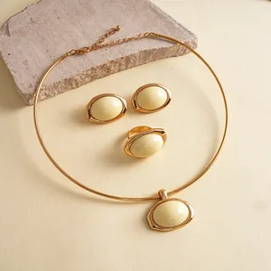 Vintage crème hars sieradenset met elegante halsketting, oorknopjes en een ring