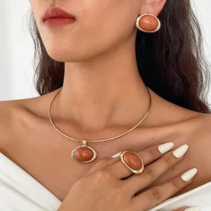 Detail van retro hars sieradenset inclusief choker, oorbellen en ring op een model