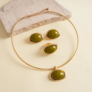 Vintage goudkleurige sieradenset met ketting, oorbellen en ring met olijfgroene harsstenen