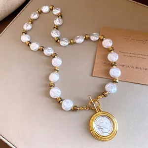 Französische Vintage-Barockperlenkette mit Goldperlen und Münzporträt-Anhänger