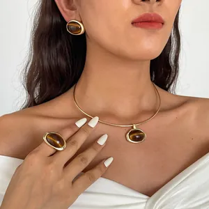 Elegant model toont een retro hars sieradenset met een ketting, ring en oorbellen set.