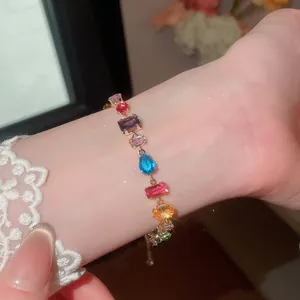 Detailaufnahme eines lebhaften, mehrfarbigen geometrischen Zirkonia-Armbands am Handgelenk