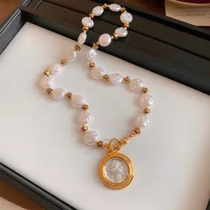 Französische Vintage-Perlenkette mit goldenen Trennelementen und Porträt-Münzanhänger