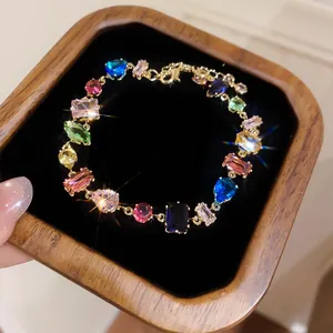 Nahaufnahme eines farbenfrohen geometrischen Zirkonarmbands in einem Schmucktablett
