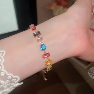 Nahaufnahme eines bunten geometrischen Zirkon-Armbands am Handgelenk mit spitzen Details