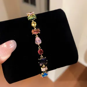 Detailansicht eines mehrfarbigen geometrischen Zirkonia-Armbands auf schwarzem Samt
