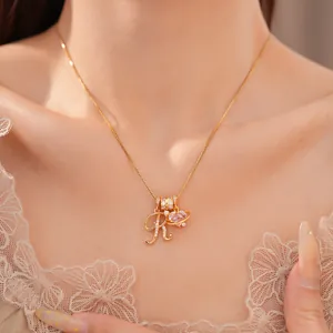 Detailopname van 18k vergulde ketting met zirkonia letter R en hartvormige hanger sieraad