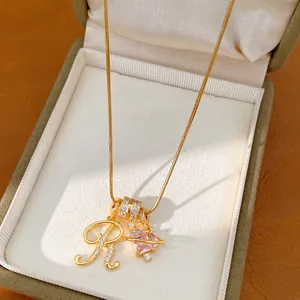 Detail van 18k vergulde ketting met zirkonia letter R en roze hartvormige hanger