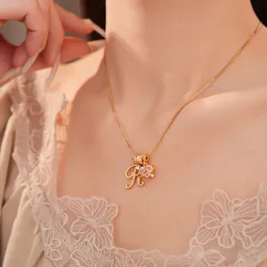 Macrodetail van een 18k vergulde ketting met een hart zirkoon en letter R hanger ontwerp.