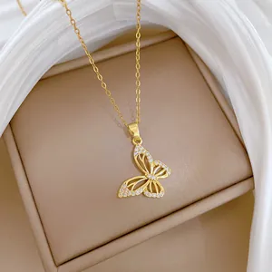 Nahaufnahme einer eleganten goldenen Schmetterlingskette mit schimmernden Kristallen