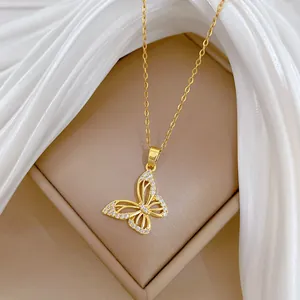 Detailansicht einer goldenen Schmetterlingskette aus Titanstahl mit Kristallen.