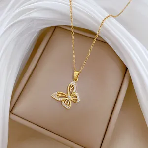 Nahaufnahme einer goldenen Schmetterlingskette mit funkelnden Steinen im Display