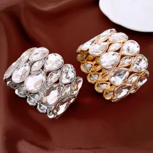 Detailansicht von silbernen und goldenen elastischen Armbändern mit doppelten Wassertropfen.