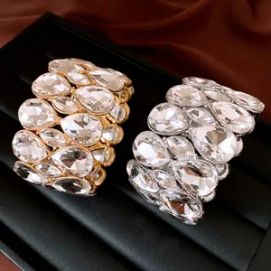 Auffällige luxuriöse Stretch-Armbänder mit Tropfenkristallen in Gold und Silber