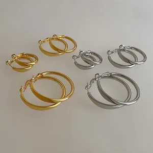 Set aus minimalistischen glatten runden Creolen in Gold- und Silberoptik, verschiedene Größen