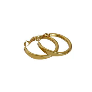 Elegante vergoldete glatte runde Creolen für Damen im minimalistischen schicken Stil