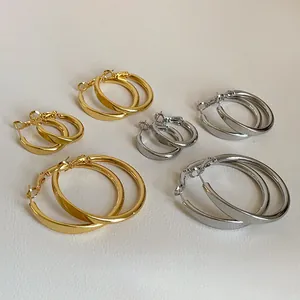 Minimalistische glatte Creolen in Gold und Silber in verschiedenen Größen im Detail