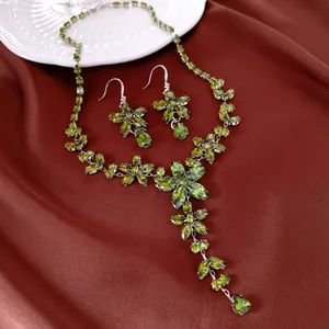 Détail d'une parure florale vintage avec pierres de zircon vert et pendentifs goutte