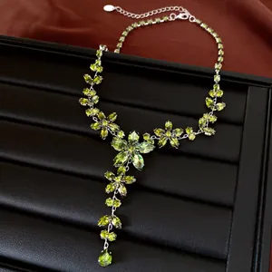 Vue détaillée du collier vintage avec fleurs en zircone verte