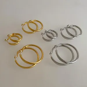 Detailansicht von stilvollen minimalistischen Creolen in Gold- und Silberoptik in drei Größen