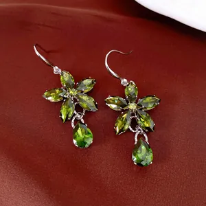 Élégantes boucles d'oreilles fleur verte avec pendentifs en cristal
