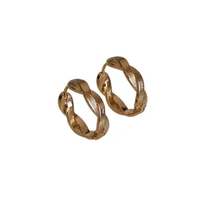 Elegante minimalistische goldene gedrehte Creolen mit stilvollem strukturiertem Finish.