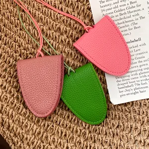 Vue détaillée de trois colliers porte-lunettes en cuir coloré avec cordons sur paille