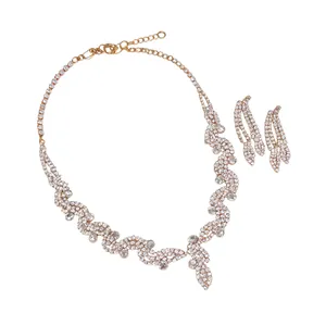Set di Collana e Orecchini con Strass Minimalista Elegante Tonalità Argento Ferro Geometrico Set di Gioielli alla Moda da Donna
