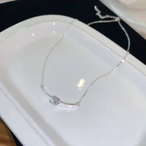 Elegante minimalistische Silberhalskette mit gebogenem Anhänger und funkelndem Zirkonstein