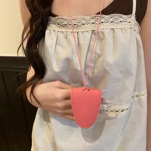 Vue détaillée du collier porte-lunettes en cuir rose porté comme accessoire chic