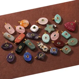 Collection de pendentifs en pierre naturelle avec incrustations de gemmes