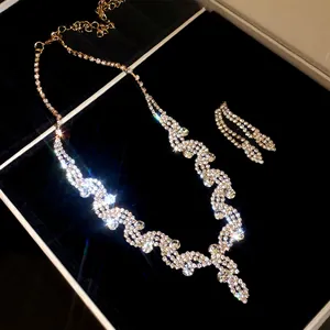 Vista dettagliata di un elegante set di gioielli con collana e orecchini strass