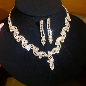 Elegante set di collana e orecchini di strass su supporto di velluto nero, gioielli sposa