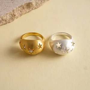 Detailansicht von minimalistischen Gold- und Silberringen mit Sternen und Zirkonia