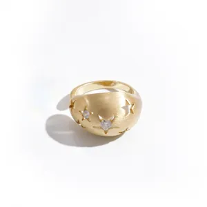 Minimalistischer, goldener Matt-Domring mit hohlen Sternmustern und Zirkonia-Steinen