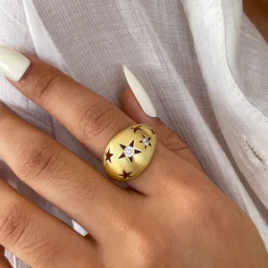 Detailaufnahme eines matten Goldrings mit Zirkonia-Sternen