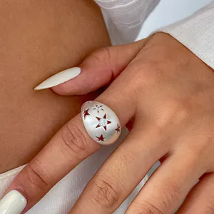 Detailansicht eines eleganten silbernen geometrischen Rings mit funkelnden Zirkonia-Sternen