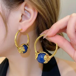 Orecchini a cerchio vintage a forma di C placcati oro 18K con una perla blu di tendenza.