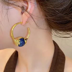 Eleganti orecchini vintage a cerchio C placcati oro 18K con dettaglio a sfera blu