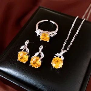 Detailweergave van zilveren zirkoon sieradenset met bloemenring, oorbellen en ketting.