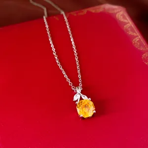 Elegante zilveren ketting met een levendige gele ronde zirkoon bloemenhanger