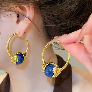 Detailansicht der 18K vergoldeten Vintage-C-Ohrringe mit blauem Lapislazuli-Stein