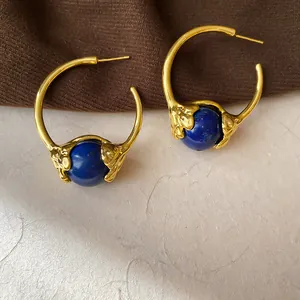 Detailansicht der 18 Karat vergoldeten C-Ohrringe im Vintage-Stil mit tiefblauen Lapisperlen.