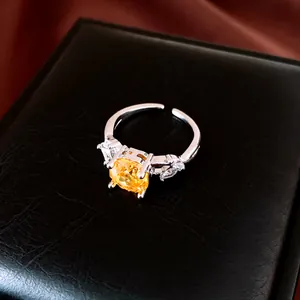 Elegante verstelbare zilveren ring met gele zirkonia op een luxe zwart juwelendoosje